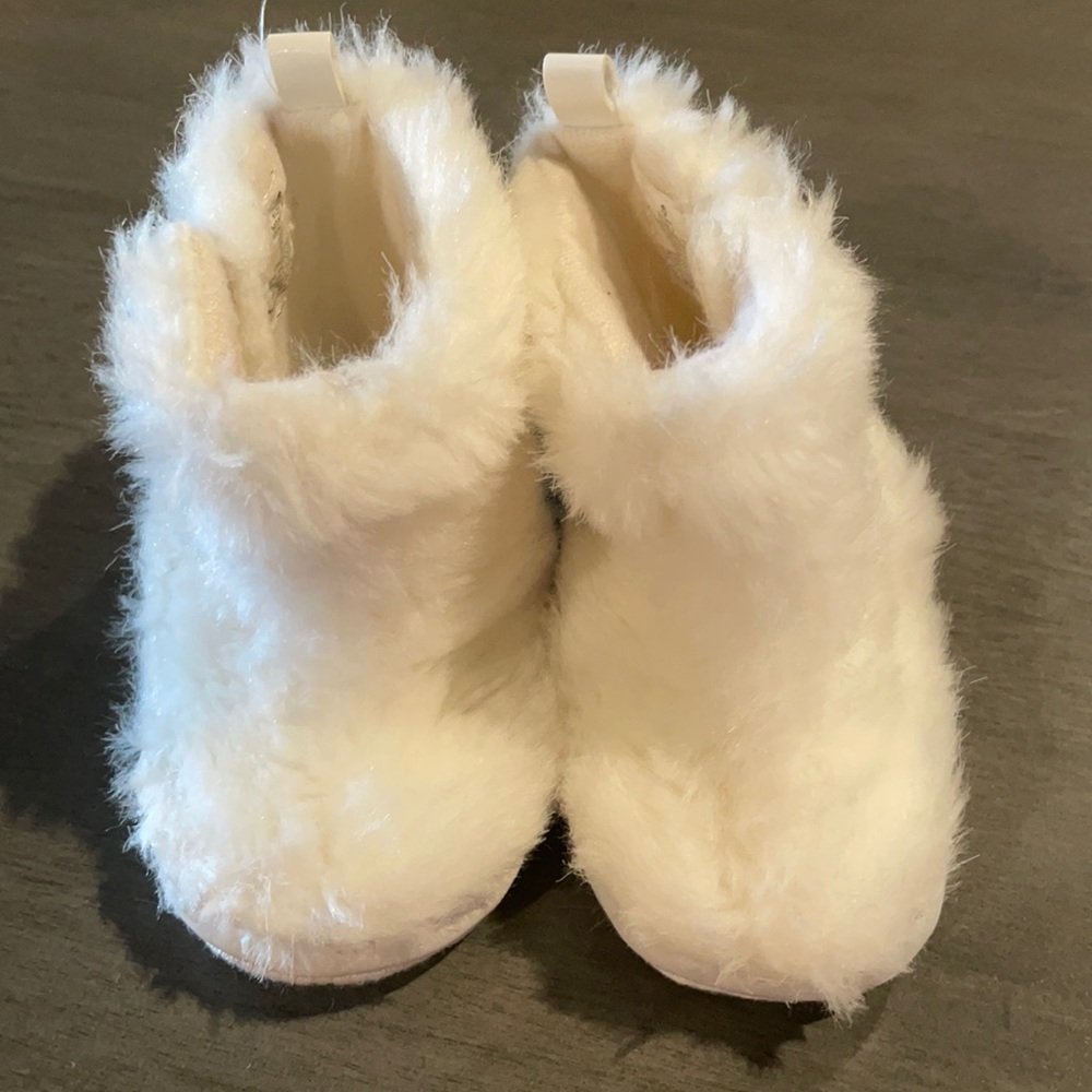 NWOT Fuzzy boots